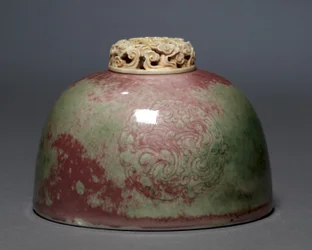 Vattenkruka med elfenbenslock, 1662-1722.
