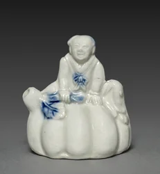 Waterdropper i form av kinesisk pojke som sitter på en kalebass, 1700-1800-talet.