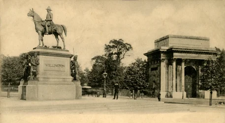 Wellington Monument, London, c1910.