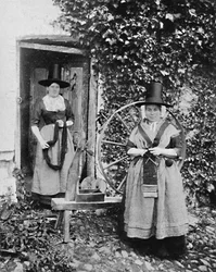Walesiska kvinnor med ett snurrande hjul, 1912