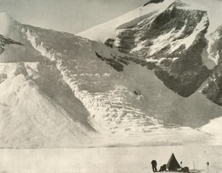 Western Partys läger den 28 december nedanför en hängande glaciär vid katedralens klippor, 1909
