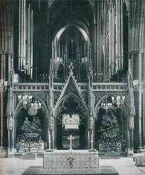 Westminster Abbey, London, visar Benno Elkans Gamla Testamentet och Nya Testamentets kandelabrar, c1942