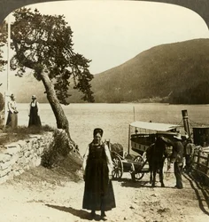 När sjöångaren anlöper Tinoset pir - utsikt över Tinsjo till kullarna, Norge, c1905.