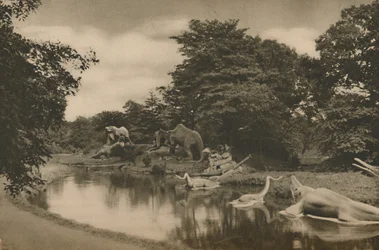 Där förhistoriens odjur lurar vid sjön på Palace Grounds, c1935.