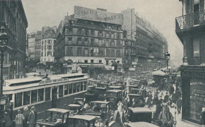 Varför Paris behöver ständig planering: Trafikblock på en huvudgata, c1935
