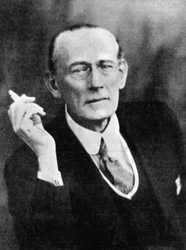 William John Locke 1863-1930, brittisk romanförfattare och novellförfattare, tidigt 1900-tal