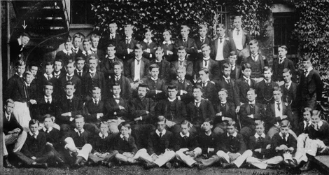 Winston Churchill i ett gruppfotografi på Harrow School, c1889, 1945