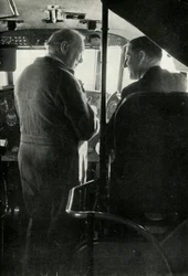 Winston Churchill pratar med kapten Shakespeare på flygbåten Berwick, c1939-c1944 1946.