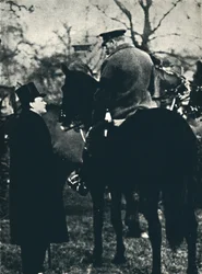 Med kung George V vid militära övningar, 1913, 1945.