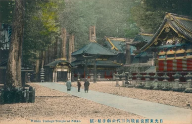 Inom Toshogu-templet i Nikko, c1900