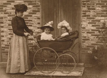 Kvinna och barn i barnvagn, 1937