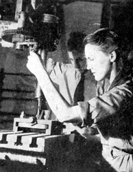 Kvinnlig rustningsarbetare, andra världskriget, 1940