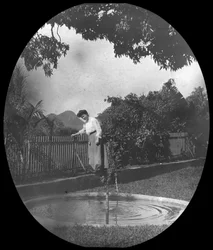 Kvinna vid en damm i en trädgård, Rio de Janeiro, Brasilien, sent 1800- eller tidigt 1900-tal