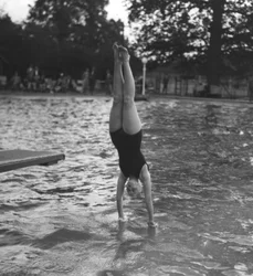 Kvinna som dyker ner i en pool, 1900-talet