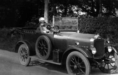 Kvinna som kör bil, 1930