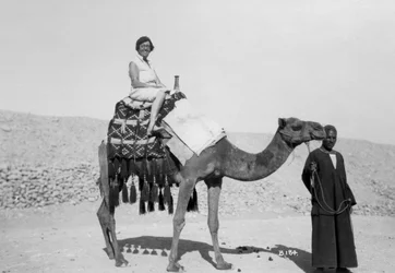 Kvinna på kameltur, Egypten, c1920-c1930s