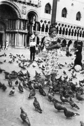 Kvinna omgiven av duvor, Markusplatsen, Venedig, Italien, 1938