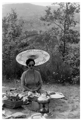 Kvinna under ett parasoll på picknick, c1950-1969