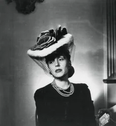 Kvinna som bär hatt och slöja av den franska modedesignern Jacques Fath, Frankrike, 1943