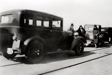 Kvinnor och parkerade bilar, 1930