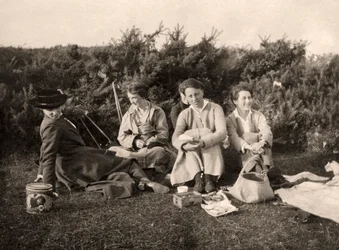 Kvinnor som njuter av en picknick, 1900-talet