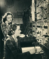 Kvinnor har tagit över mäns jobb. BBCs kontrollrum som ett program går i luften 1942.