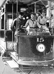 Kvinnor som lär sig köra spårvagn, 1917, 1936