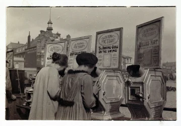 Kvinnor som tittar på "What the Butler Saw"-maskiner, c 1910