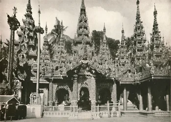 Träsnidade helgedomar med glasmosaik vid Shwedagon Pagoda, Yangon, 1900.
