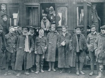 Sårade engelska trupper på väg till ett bassjukhus, c1914