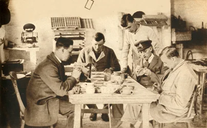 Sårade soldater i keramikklass...Devon, första världskriget, 1914-1918, 1933.