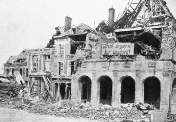 Förlist byggnad, Grande Place, Peronne, Frankrike, första världskriget, 1917, c1920