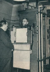 Röntgenapparat som används för undersökning av misstänkta fall av hjärt- eller lungsjukdom, c1935 c1937
