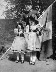 Unga Alsace barn i traditionell klädsel med en fransk soldat, första världskriget, 1915