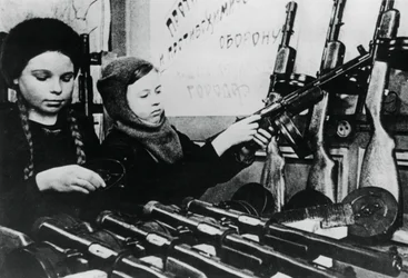 Unga flickor som monterar maskingevär i en rysk fabrik, 1943