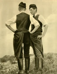 Unga män i traditionell dräkt, Burgenland, Österrike, c1935.