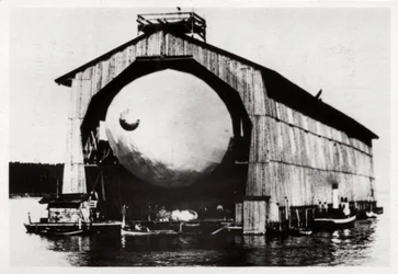 Zeppelin LZ1 i en flytande hängare i Manzell, Friedrichshafen, Tyskland, 1900, 1933