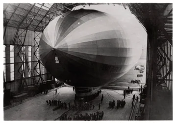 Zeppelin LZ 127 Graf Zeppelin går in i sin hangar, 1933