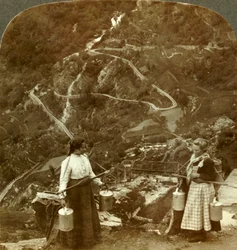Sicksackar av den berömda Grjotlidvägen - fjällmjölkspigor längs vägen nära Marok, Norge, c1905.