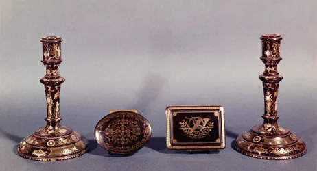Ett par Ludvig XVI-ljusstakar inlagda med guld och pärlemor med två engelska 1700-tals pikéspetsaskar