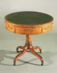 Ett litet Sheraton trumbord i satinträ. Engelska, ca 1790