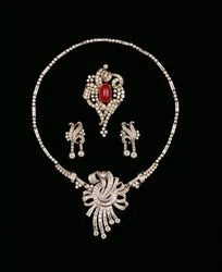 Art Deco diamantsmycken: baguette diamantbroschhänge, cabochon rubin och diamantrullbrosch, diamanthängeörhängen