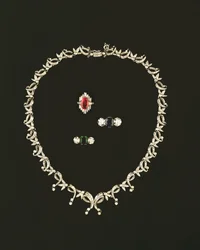 Art Deco rull- och bladdesignhalsband; rubin och diamant baguette kluster ring; trestensring av safir och diamant; smaragd och diamant trestensring