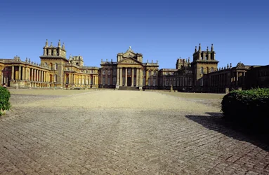 Blenheim Palace, exteriör vy, byggt av John Vanbrugh (1664-1726) och Nicholas Hawksmoor (1661-1736) mellan 1705 och 1722, Oxfordshire, Storbritannien