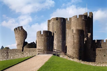 Caerphilly Castle, Exteriör vy som visar bron och det lutande tornet, English School, (1200-talet), färdigställd 1277, Glamorgan, Wales