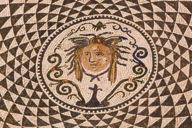 Carmona, Sevillaprovinsen, Spanien. Romersk mosaik av Medusa i stadshuset.