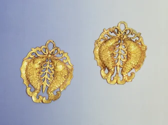 Kinesiska hängen, 17 karat guldpläterade, Tangdynastin, 618-907 e.Kr.