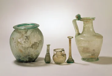 Samling romerskt glas: askurna, gravglas och kanna, 1:a-4:e århundradet