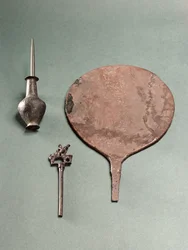 Kopparhårnål, collyriumstav med kruka och spegel, Mohenjodaro, 2300-1750 f.Kr.