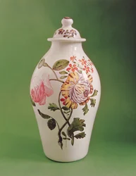 Täckt ogenomskinligt vit glasburk av kinesisk potiche form, c.1760